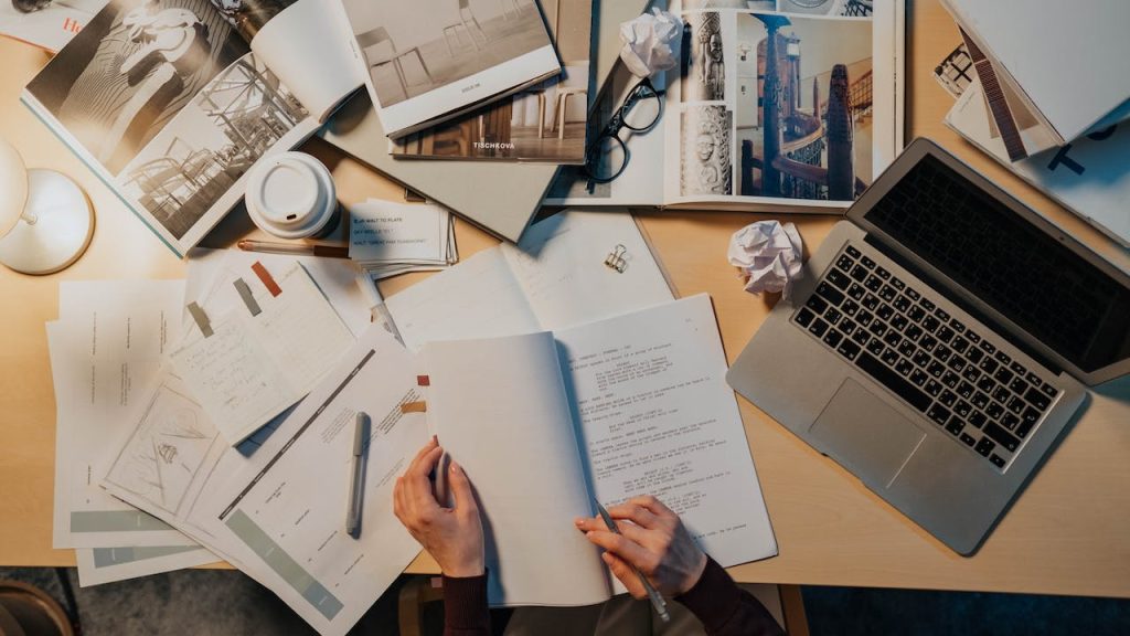 Perbedaan Rewriting dan Revisi Naskah Novel yang Perlu Kamu Pahami
