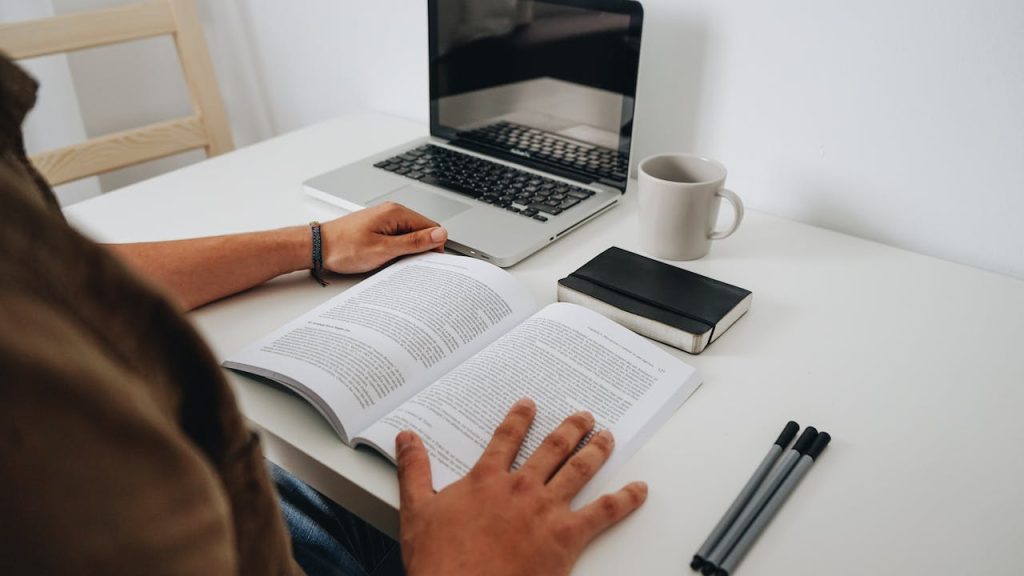 7 Tips Sukses Lomba Menulis Resensi Buku, Siap Jadi Juara!