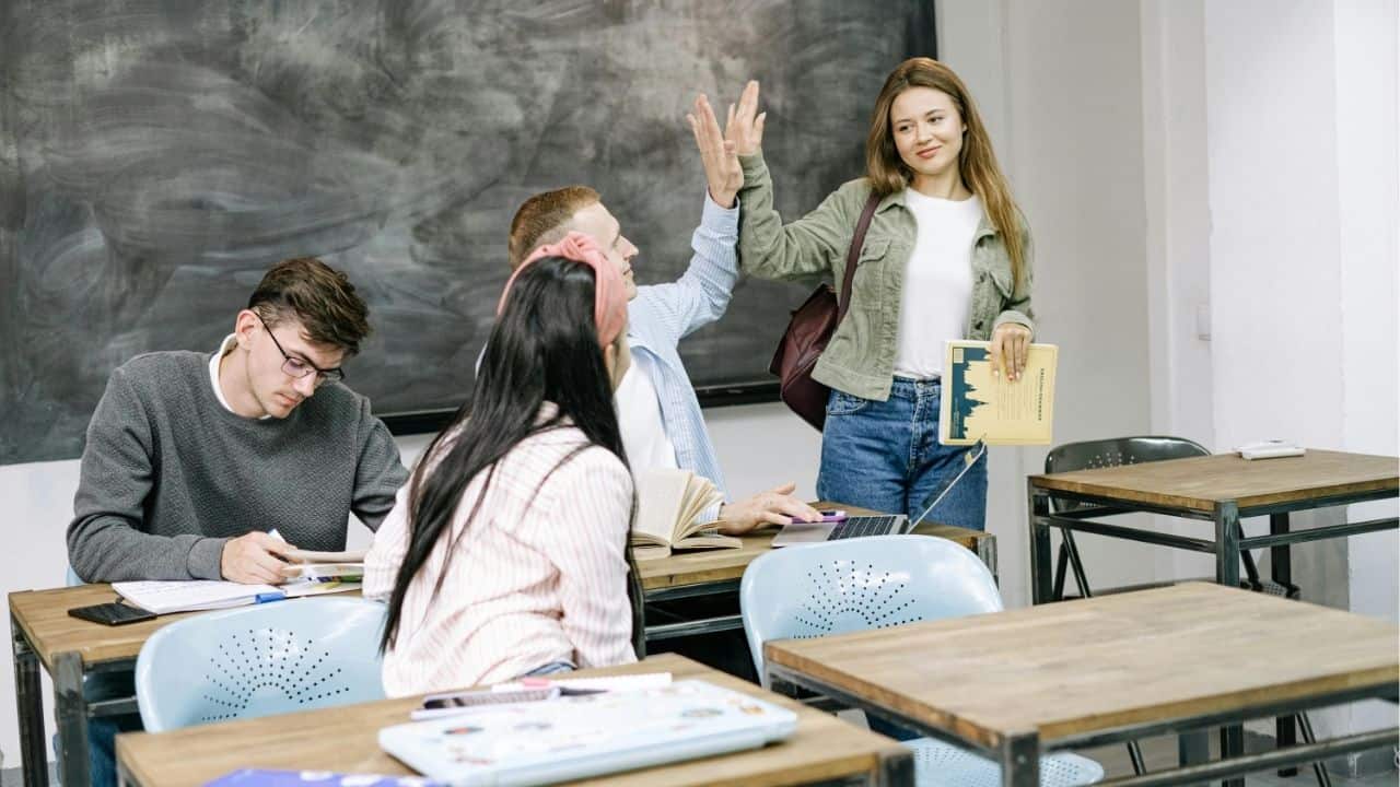 Begini Cara Izin Tidak Masuk Kuliah Melalui Chat WA!
