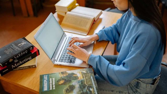 7 Tips Menciptakan Tokoh Cerpen yang Kuat dan Menarik Perhatian Pembaca
