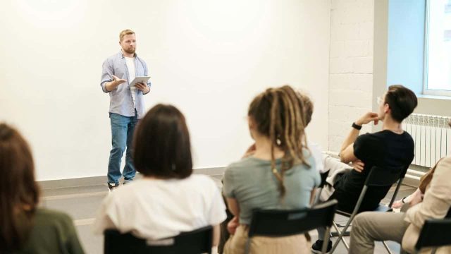 Pengertian Self Confidence, Cara Meningkatkan, dan Perbedaannya dengan Self Esteem