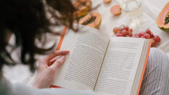 Memahami Pengertian Buku, Jenis-Jenis, dan Manfaat Membacanya