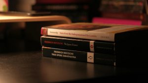 Apa Itu Sudut Pandang dalam Novel? Yuk, Kenali Pengertian, Jenis-Jenis, dan Contohnya!