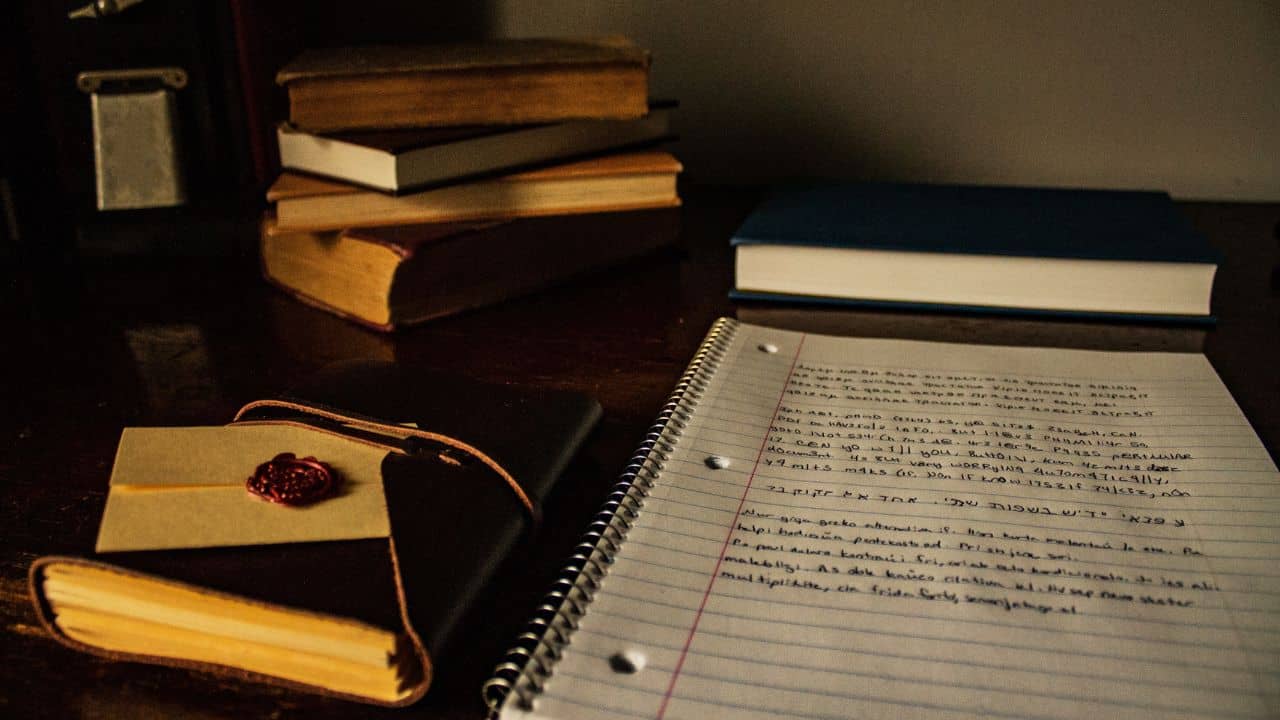 Bagaimana Cara Menulis Resensi Novel yang Baik dan Menarik untuk Pemula? Ini Panduannya
