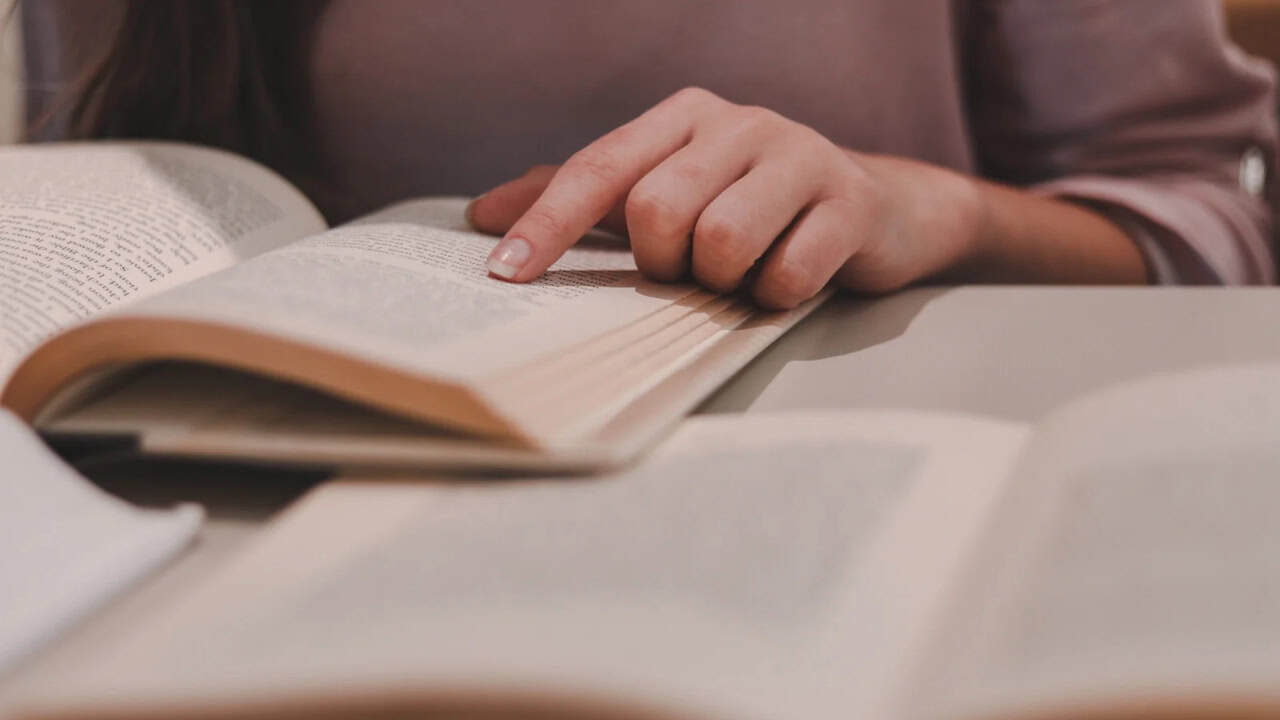10+ Manfaat Membaca Novel yang Tidak Boleh Disepelekan, Mana yang Baru Kamu Tau?