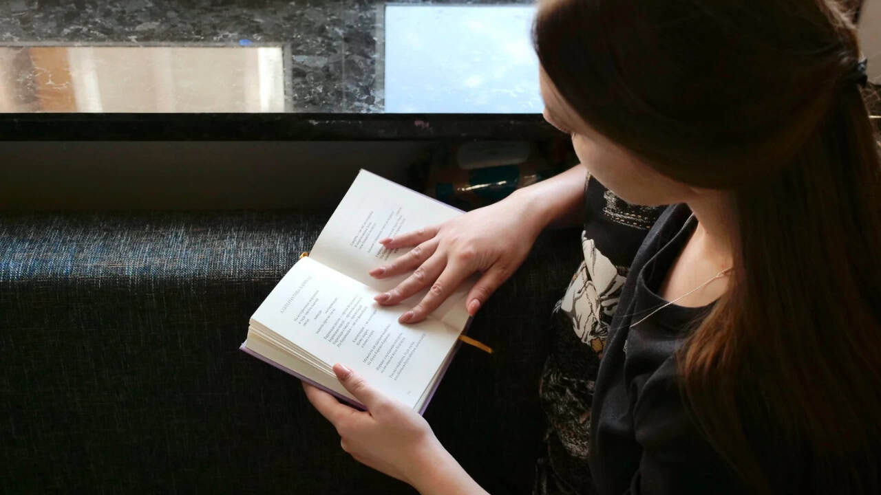 10+ Manfaat Membaca Novel yang Tidak Boleh Disepelekan, Mana yang Baru Kamu Tau?